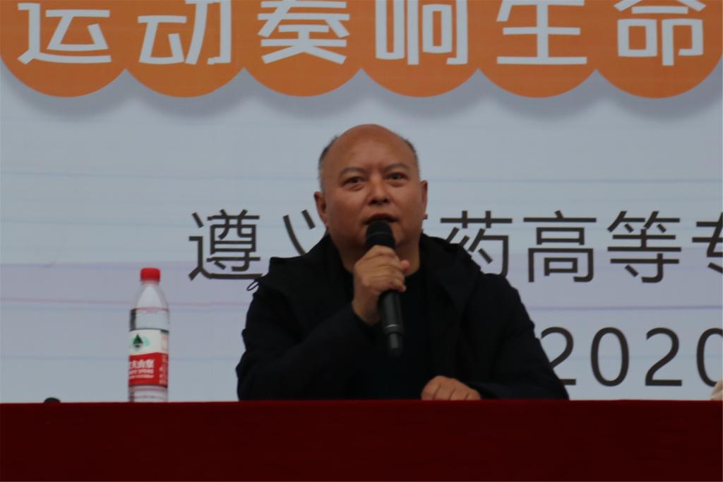 中醫學(xué)系馮育會(huì )副主任做比賽點(diǎn)評