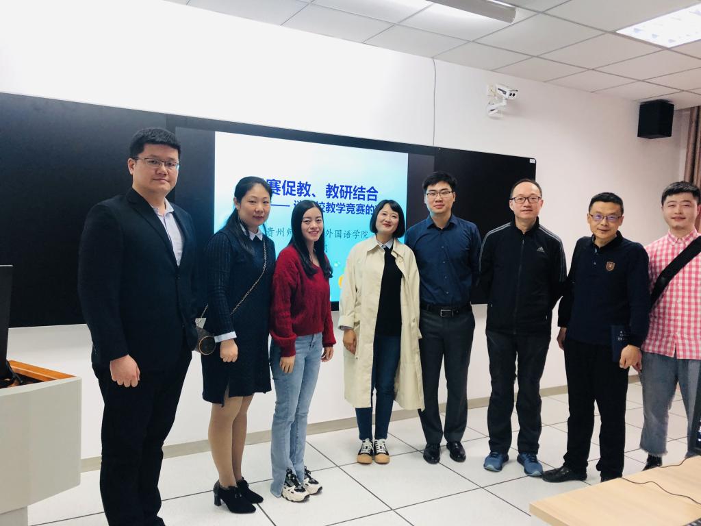 張羽老師與英語(yǔ)教研室老師們合影