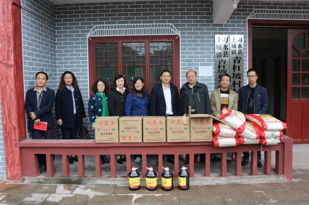 為青杠坡村貧困戶(hù)送去12000多萬(wàn)的生活物資
