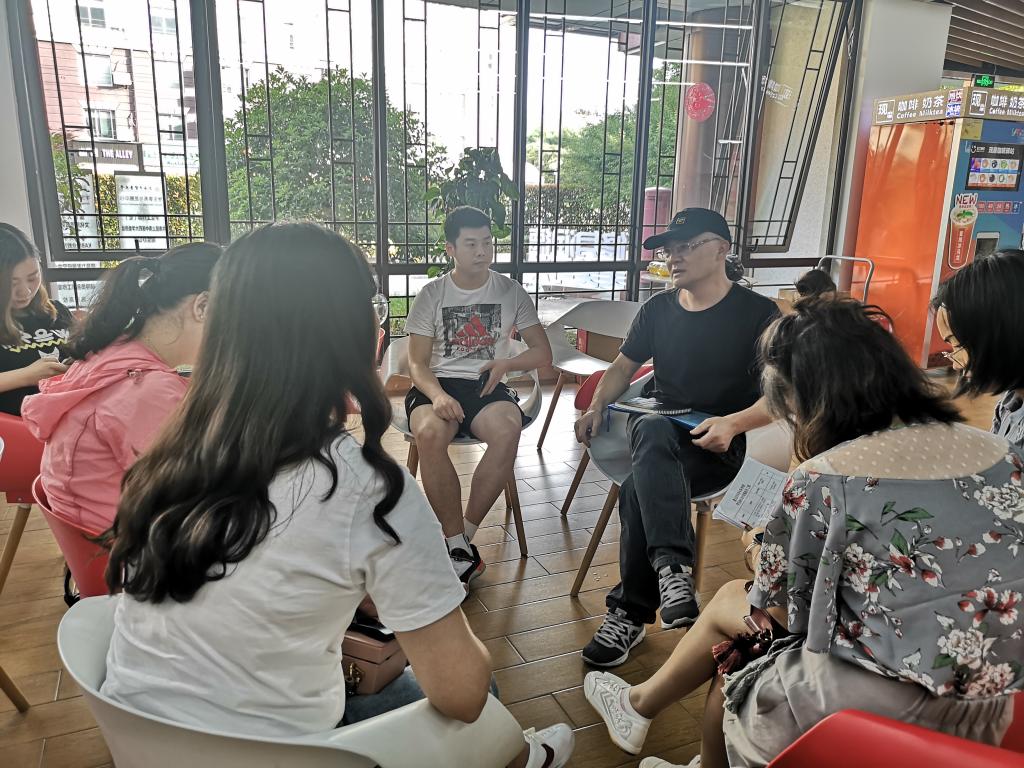 學(xué)員們分組討論交流學(xué)習感悟