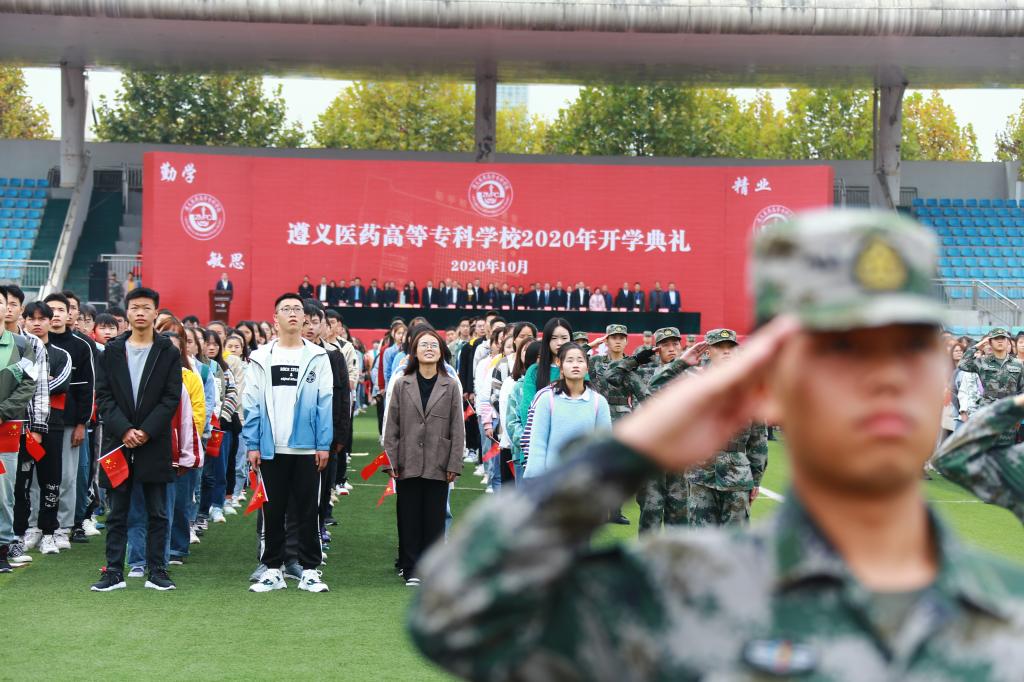 開(kāi)學(xué)典禮在莊嚴的國歌中拉開(kāi)序幕