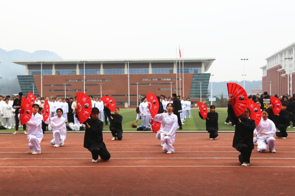 太極拳協(xié)會(huì )太極扇表演