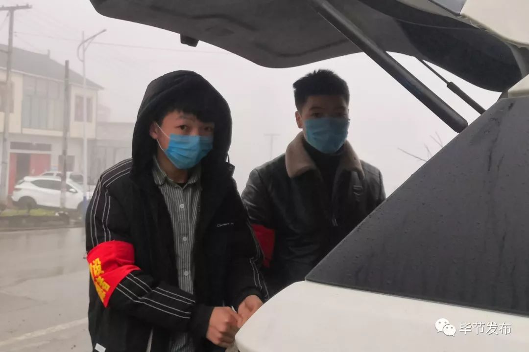 劉義與兒子劉情龍拿宣傳設備