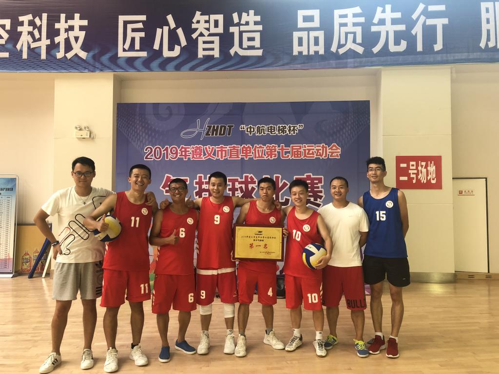 隊長(cháng)兼教練劉煉秋與氣排球運動(dòng)員合影留戀