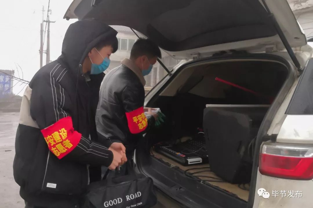 劉義與兒子劉情龍在將廣播設備裝車(chē)