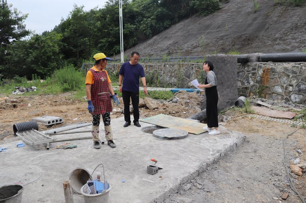 檢查實(shí)驗動(dòng)物中心排污池建設情況